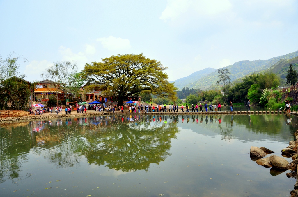 从厦门前往云水谣景区,游览云水谣,和贵楼,怀远楼等,可以品尝地道
